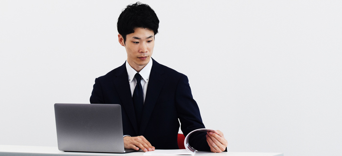 モニターに向かいコンテンツ開発に取り組むICSメンバー