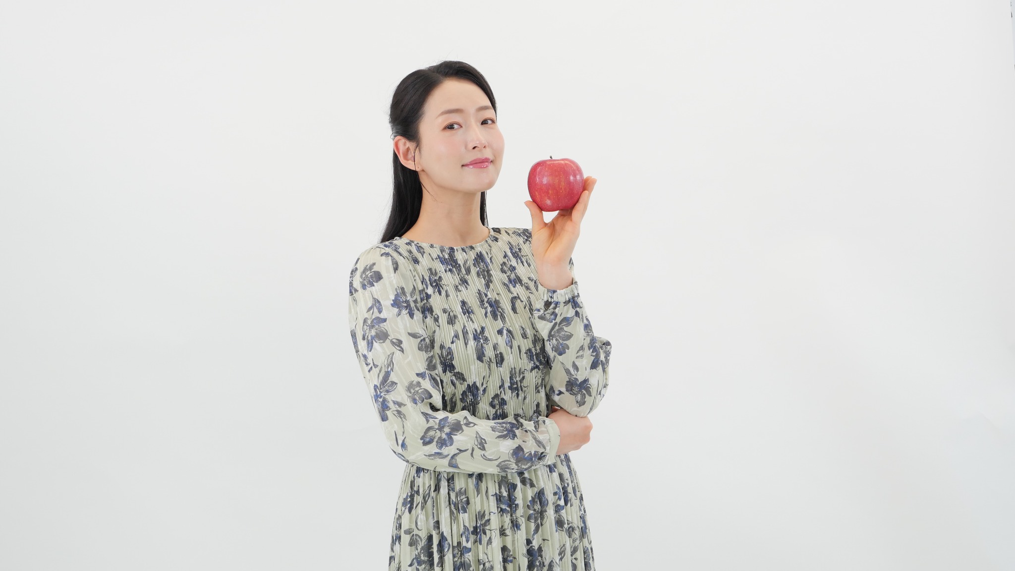 AIを象徴する赤いリンゴを手にした女性
