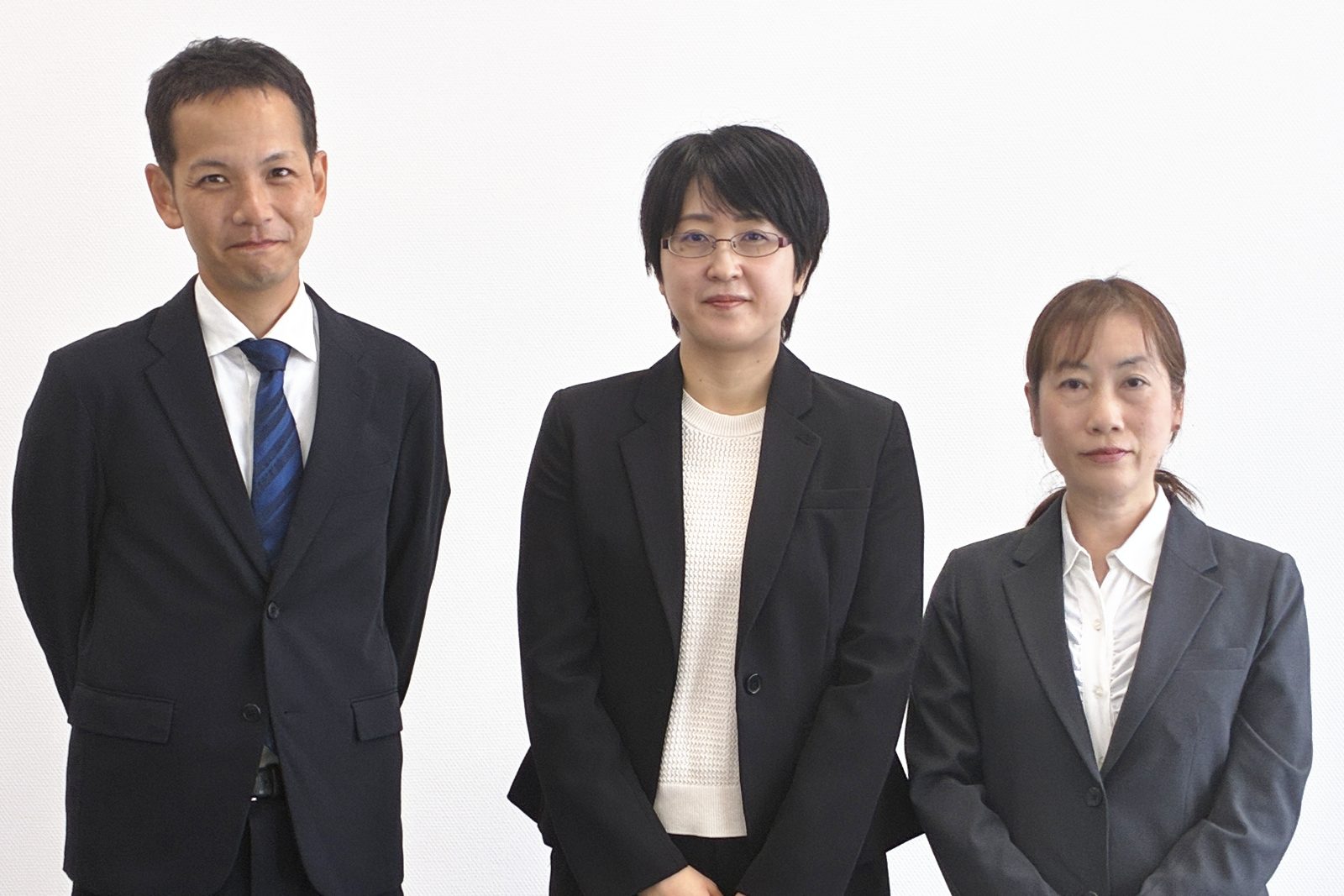 並んで立つWEBマーケティングディビジョンのメンバー