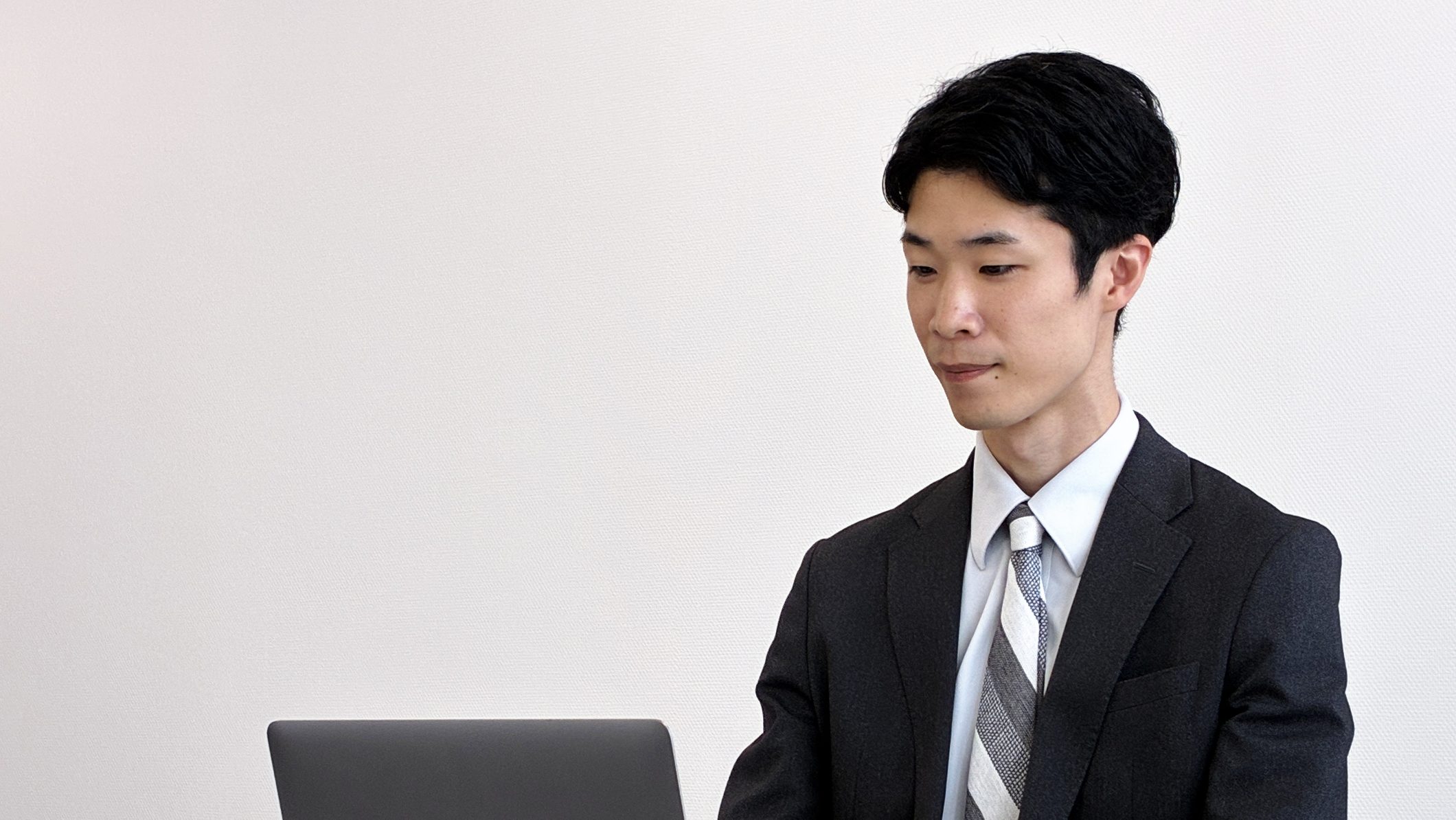 ノートパソコンに向かって作業するICSのメンバー